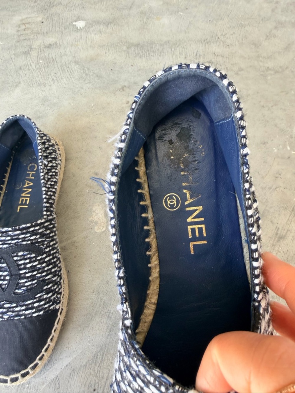 CHANEL Black & White Tweed Espadrilles with CC Logo - Picture 4 of 5